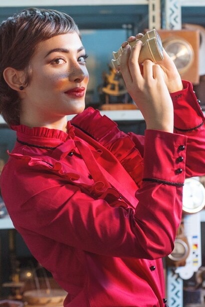 La produzione avviene in piccoli lotti, con attenzione al dettaglio e alla coerenza stilistica