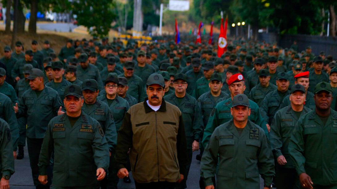 Nicolás Maduro, acompañado del ministro de Defensa (Vladimir Padrino), exhibe el apoyo del estamento militar dos días después del golpe