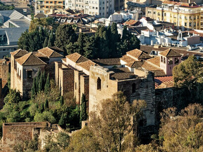 Fortificación palaciega construida sobre las una anterior fortificación de origen fenicio-púnico. Se encuentra en las faldas del monte Gibralfaro, en una posición elevada pero contigua y unida al centro histórico de la ciudad, lo que constituía la antigua madina, Málaga España