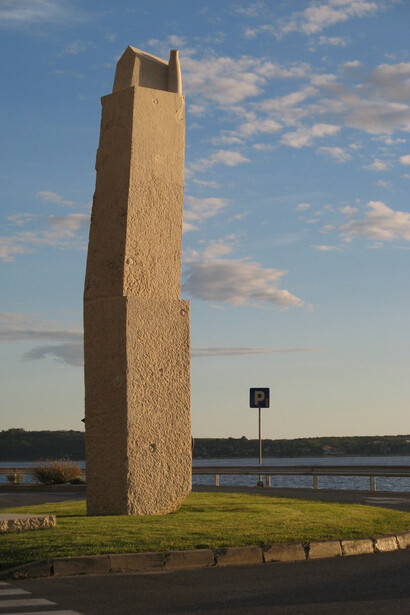 Graziano Pompili, Poeticamente abita l'uomo, 1999, pietra d'Istria, h. 600 cm, Slovenia