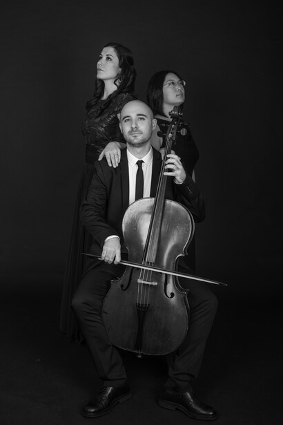 Guillermo Turina con las intérpretes Eugenia Boix y Tomoko Matsuoka