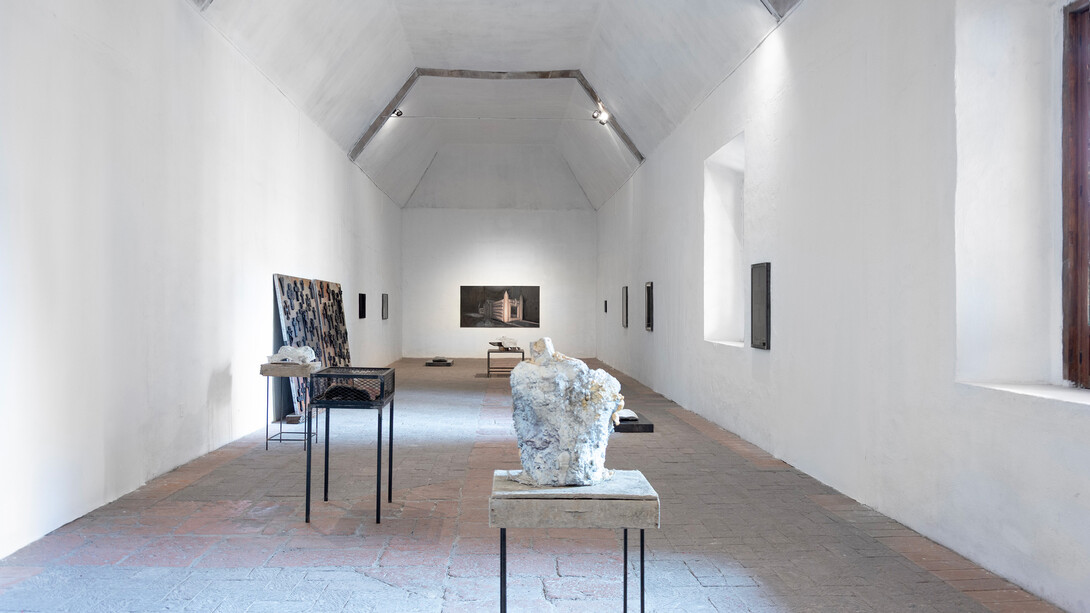 Gabriel O’Shea, Threni, vista de exhibición. Cortesía del Museo de la Ciudad de Querétaro 