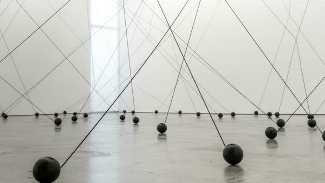Magdalena Fernández, 2i000.017, 2017. Iron spheres with black elastic cord, variable dimensions
© Peter Molick