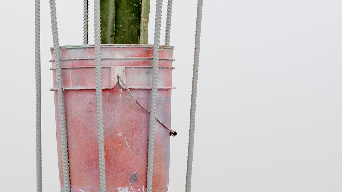 Adrien Missika, Superior Futuro (Cactus), 2015. Hormigón, acero, botes de pintura Comex, pintura, madera, sellador, plantas, suelo. 133.46 x 25.59 x 25.59 pulgadas