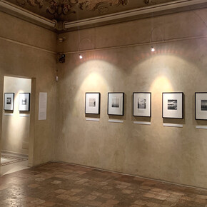Michael Kenna, Il fiume Po, vista dell’esposizione. Cortesia di Palazzo Pigorini. Foto di Claudia Zanfi