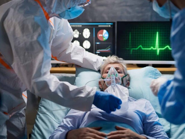 Os corredores ficaram diferentes. Antes tinham passos, conversas, gente passando com pressa para outros lugares. Depois ficaram vazios e barulhentos ao mesmo tempo. Vazios de gente andando. Barulhentos de máquinas, de alarmes, de tosses, de respirações raspando no peito. O silêncio nunca mais foi o mesmo depois disso. Ele deixou de ser descanso e virou anúncio