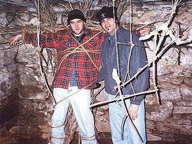 O ator Michael Williams ao lado do diretor Eduardo Sanchez na floresta que se tornou o set de filmagens do filme A Bruxa de Blair (1999)
