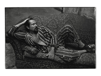 Julian Schnabel, New York City, 1995, archival pigment print, 30.5 x 42.625 inches. Photograph © Annie Leibovitz