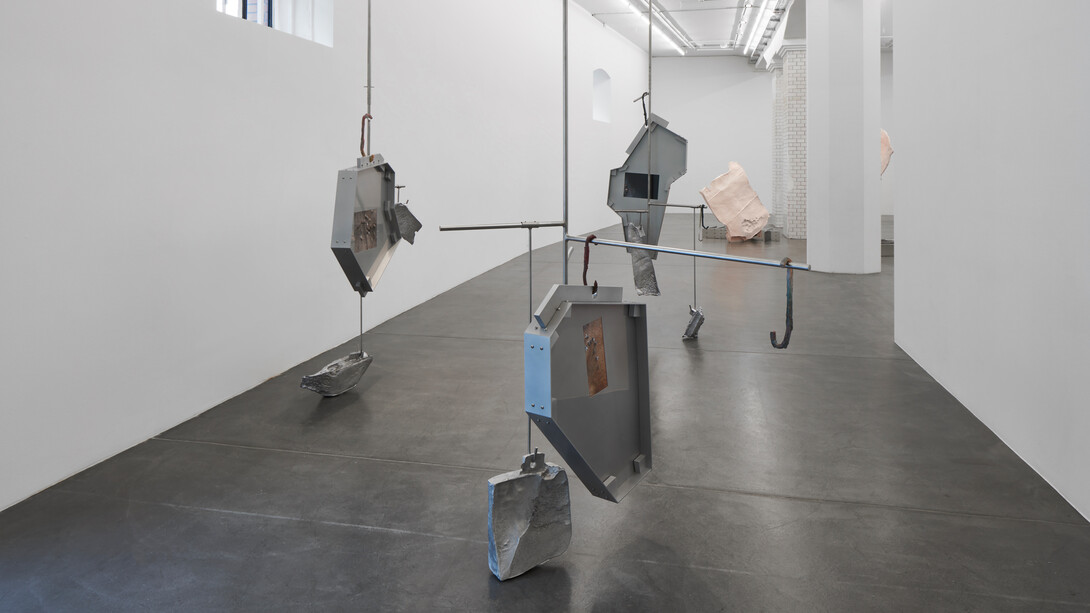 Nairy Baghramian, Modèle vivant (Se ployant), exhibition view. Courtesy of Hauser & Wirth Gallery