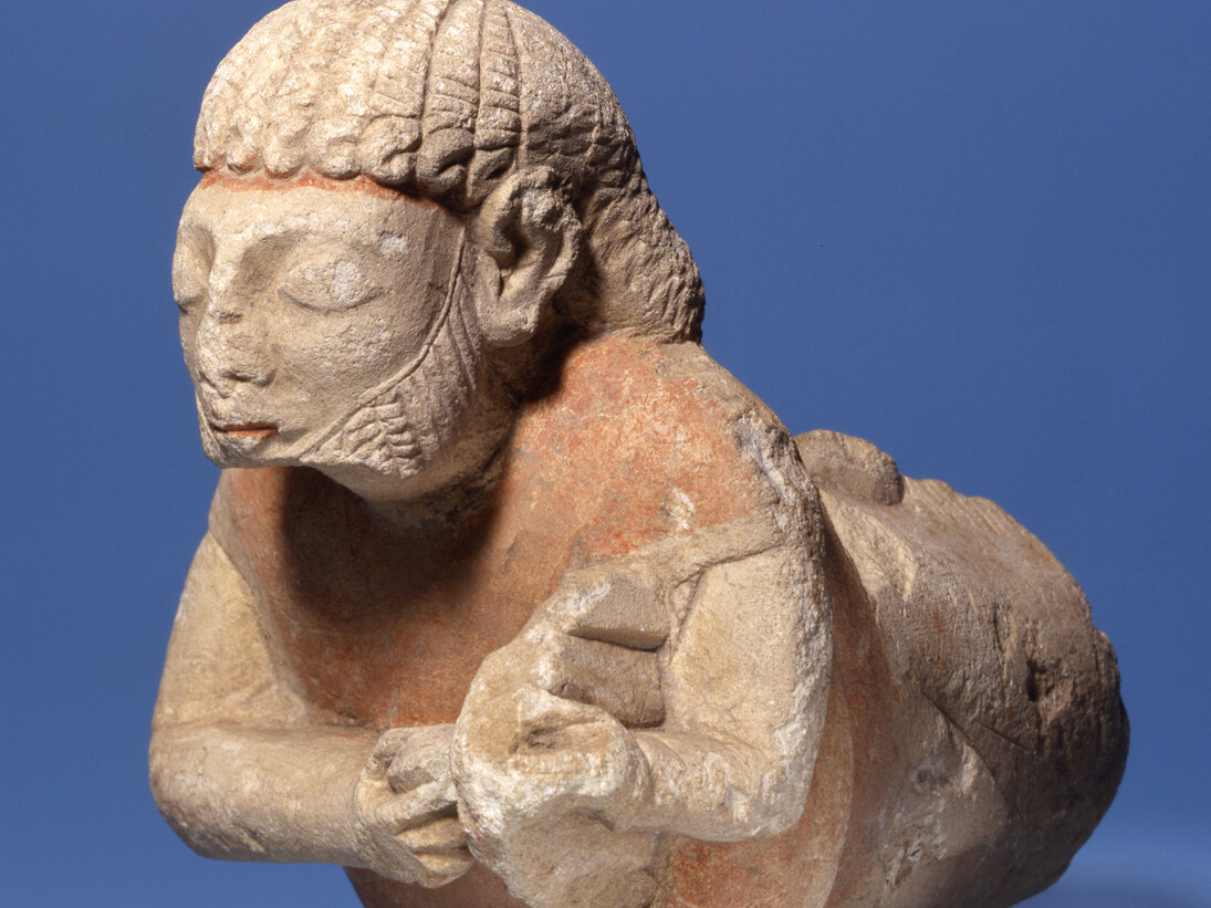 Créature hybride jouant de la lyre, Calcaire, h. 17,2 ; l. 16,5 cm, Découverte : Lindos, acropole, « couches archaïques »/ production : Chypre, 600-550 av. J.-C. Acquise en 1942, don de la Fondation Carlsberg © Copenhague, Musée national du Danemark