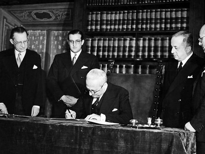Il Presidente della Repubblica Enrico De Nicola firma la Costituzione, 27 dicembre 1947