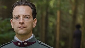 Alessandro Borghi è Stefano, in una scena del film "Campo di Battaglia". La regia di Gianni Amelio offre un ritratto sincero e crudo della società italiana contemporanea, mettendo in luce i conflitti che attraversano le famiglie moderne 