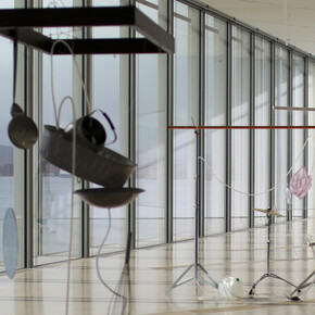 Yuko Mohri, Entrelazamientos, vista de exhibición. Cortesía del Centro Botín
