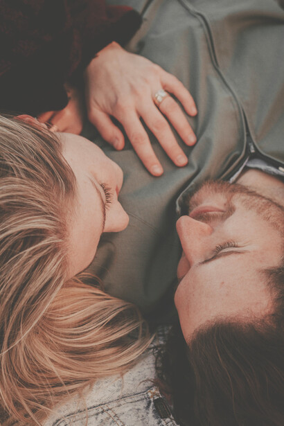 Coppia abbracciata. L’appartenere è il sentirti libero di appartenere all’amore