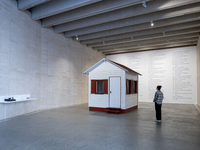 Varios artistas, Así como suceden las cosas, también nada sucede, vista de exhibición. Cortesía del MUSAC