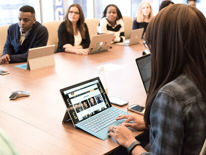 Assemblée de copropriétaires. Pendant une heure, le représentant du syndic énumère l’ordre du jour et compte les votes