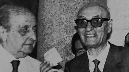 Gesualdo Bufalino (a destra) riceve da Guido Alberti il Premio Strega 1988 per il romanzo "Le menzogne della notte"