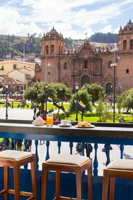 Vista a la Plaza de Armas desde el Plaza Café. Explorar las cafeterías de Cusco es una forma deliciosa y acogedora de conocer la ciudad desde otro ángulo, entre aromas reconfortantes y gestos humanos que dejan huella