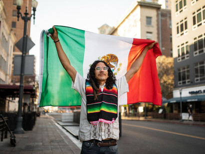Joven mexicano mostrando con orgullo su bandera