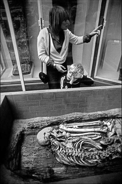 Ian Berry, Serpentine Gallery London / The English 1974-1975 © Ian Berry/Magnum all rights reserved