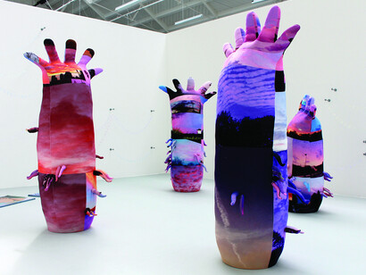 Simone Monsi, CAPITOLO FINALE: Let’s Forget About It Let’s Go Forward – From Meaning To Intensity, il ventiseiesimo episodio di Mani!! I Love Holding Hands – It’s okay for me to be here! [installation view], stampa digitale su cotone, imbottitura, MDF,  2016