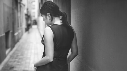 Non. Il n’y a pas de hasard. Il y a un fil invisible reliant ceux qui sont destinés à se rencontrer, peu importe le temps, l’endroit, ou les circonstances