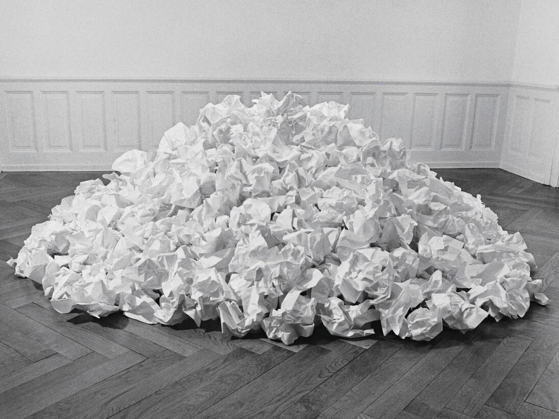 Reiner Ruthenbeck, Weißer Papierhaufen 1979, 600 sheets of paper, Photo: Reiner Ruthenbeck © Reiner Ruthenbeck/ DACS 2014