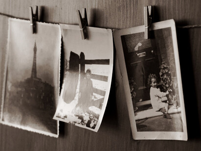 Fotografie di polaroid appese ad una molletta vicino alla parete 