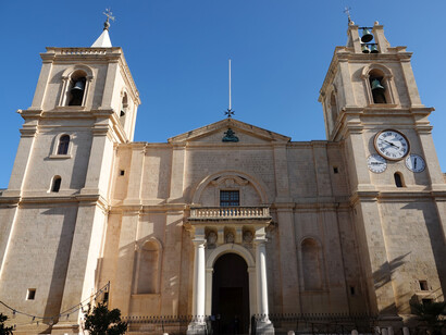 As festas dos padroeiros são eventos grandiosos em Malta, com procissões, bandas e fogos de artifício que celebram a fé e a tradição católica