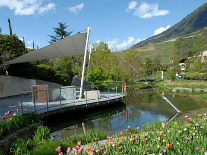 L’originale padiglione, sospeso sul laghetto prossimo all’ingresso del giardino, dedicato alle “piante ornamentali dal mondo”.  
