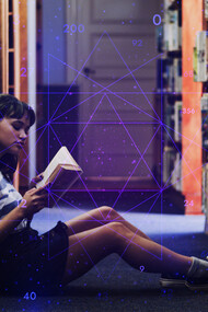 Una giovane ragazza siede sul pavimento di una biblioteca, assorta in un libro, con motivi geometrici e numeri luminosi sovrapposti intorno a lei, che suggeriscono una combinazione di conoscenza e pensiero astratto