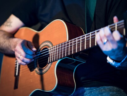 Nato come Riccardo Sanna a Lodi nel 1943, ha collaborato con grandi nomi della musica italiana come Adriano Celentano, Enzo Jannacci e Gino Paoli, contribuendo a brani diventati storici