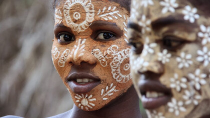 Deux filles qui participent au rituel de Fanompoabe