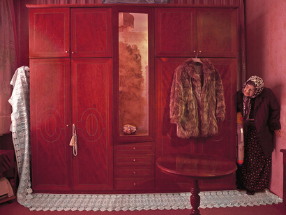 Nilbar Güreş, Playing with a water gun, courtesy the artist and Galerie Martin Janda