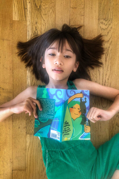 Jolie et son livre illustré « Les crapauds qui ne voulaient pas devenir princes »