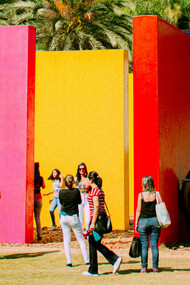 Visitantes olham paredes coloridas no jardim botânico do museu de arte contemporânea Inhotim, em Minas Gerais, Brasil