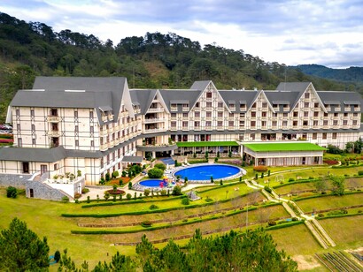 A arquitetura monumental do hotel reforça a ideia de permanência e prestígio associada ao empreendimento. Para Ernestine, entretanto, o valor da propriedade não está apenas em sua aparência: está na possibilidade de transformar uma antiga casa em legado para as gerações seguintes
