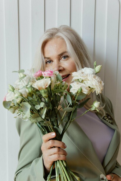 "Sinto sua falta mais do que as palavras podem dizer. Sinto falta do seu sorriso jovial, de como ele parecia me manter jovem mesmo quando minhas costas começaram a doer e eu já não conseguia ler as letrinhas minúsculas dos documentos. Fui ao casamento do João no último fim de semana, e embora tenha ficado tão feliz de ver meu filho se casar, tão abençoado por ser seu pai, não pude evitar sentir inveja, lembrando como você estava linda todos aqueles anos atrás"