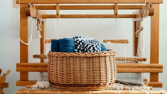 Por muito tempo, os tecidos foram produzidos com foco apenas em custo e escala. Mas isso pode estar mudando. Hoje, a indústria têxtil é uma das mais pressionadas a rever seus processos, principalmente pelo alto impacto ambiental de matérias-primas tradicionais como algodão convencional e poliéster virgem