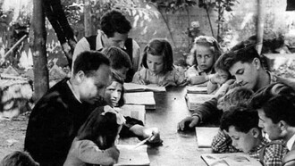 Ogni giugno l’Italia trasforma la Maturità in un rito collettivo di nostalgia, mettendo in scena una sorta di regressione nazionale all’adolescenza