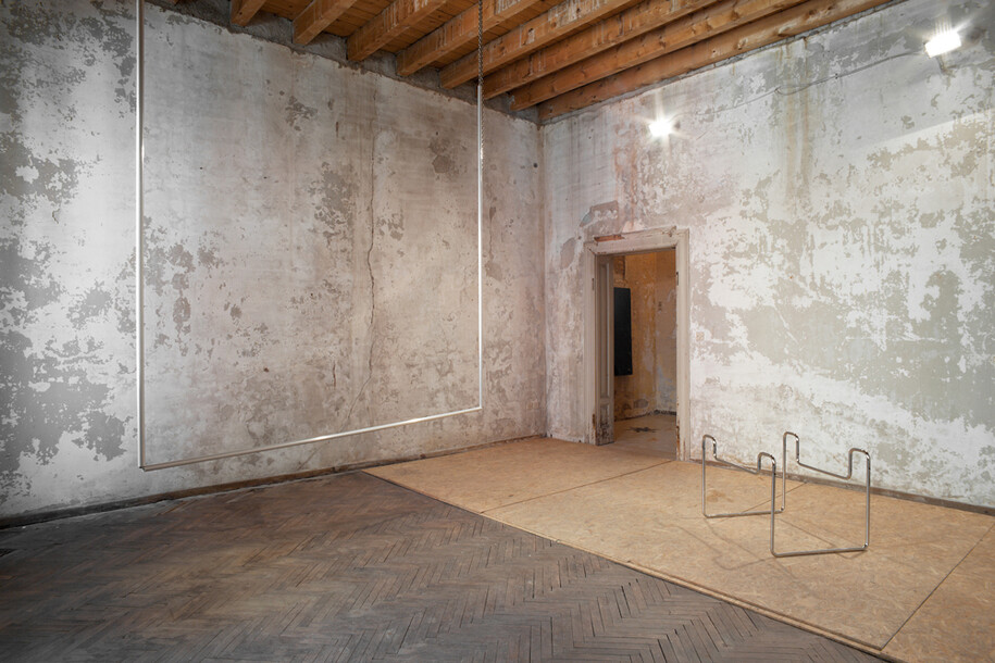 Tobias Hoffknecht, Fete champetre, 2014, catena e alluminio, Untitled, 2014, acciaio, 60 x 80 x 90 cm