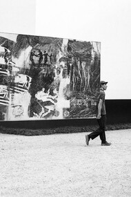Traslado de la obra de Robert Rauschenberg Express, 1963, dentro del "Giardini della Biennale"