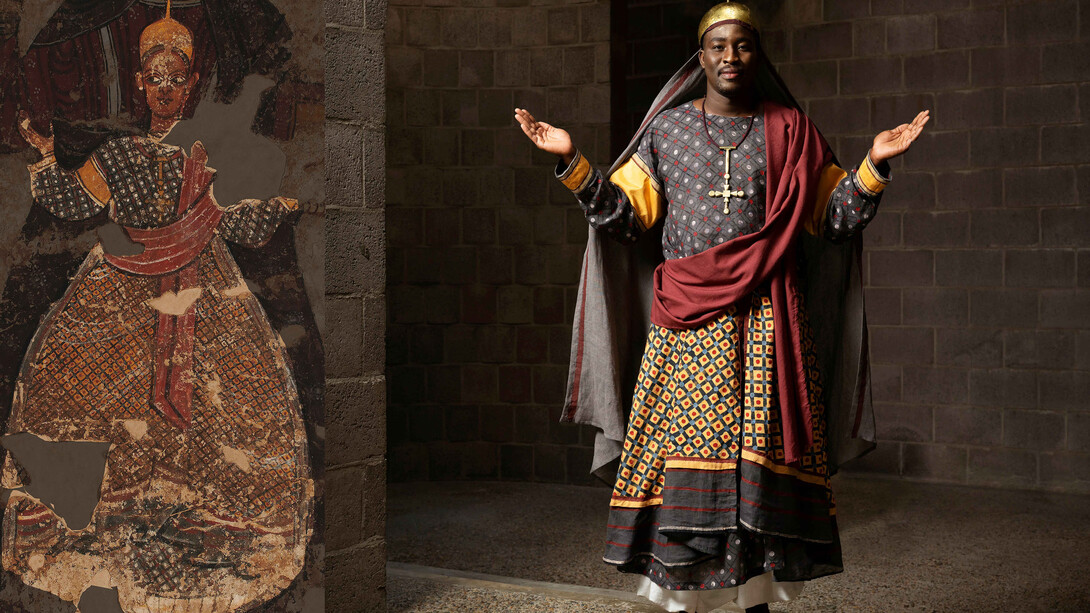 Nachbildung der mittelalterlichen Tracht eines Königs von Makuria. Mit freundlicher genehmigung der Staatlichen Museen