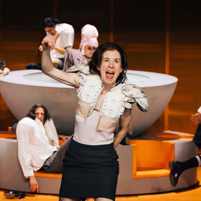 Die gehaltserhöhung. Mit freundlicher genehmigung des Deutschen Theaters