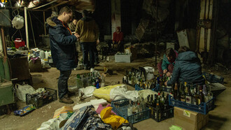 Un grupo de civiles de Kiev se reúne en un sótano del centro de la ciudad para fabricar cócteles molotov que se utilizarán contra las tropas rusas en Kiev, Ucrania, el 25 de febrero de 2022