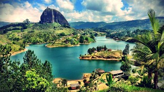 La Piedra del Peñón de Guatapé al fondo