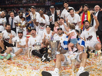 Los jugadores celebran la consecución de la Euroliga