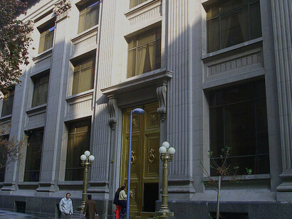Entrada al Banco Central de Chile. Fondos soberanos o sistemas mixtos que combinen capitalización colectiva y reparto podrían ser una solución más equitativa y estable ante los desafíos actuales