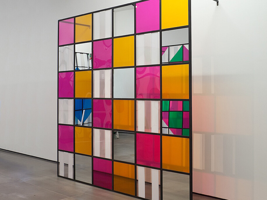 Daniel Buren, Cores, luz, projeção, sombras, transparência: obras in situ 6 2015, estrutura metálica, vinil, adesivado, acrílico e espelho, 200 x 200 x 50 cm