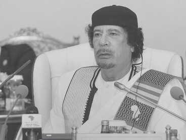 El líder libio Muammar Gadafi fue convertido en símbolo de amenaza nuclear en la ficción, reflejando los temores geopolíticos de la Guerra Fría